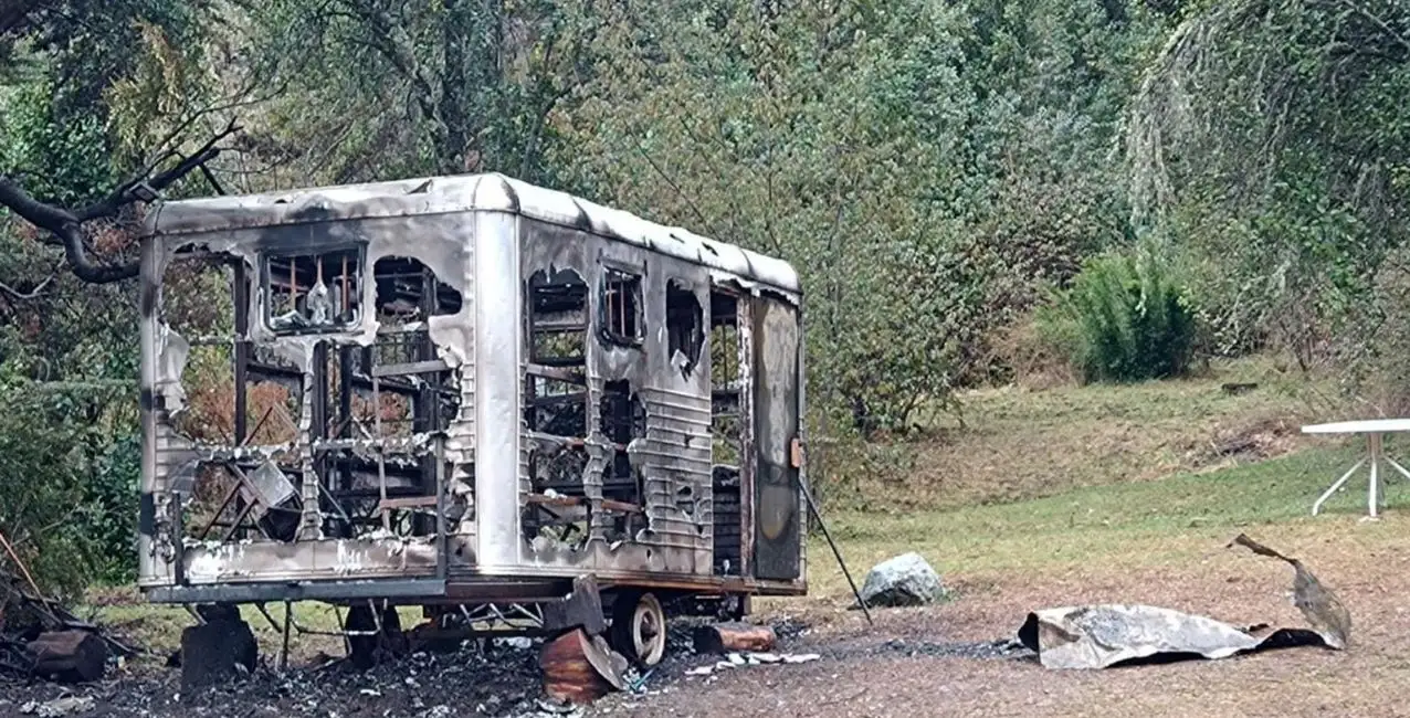 Río Negro: mapuches incendiaron un puesto móvil de Gendarmería Nacional