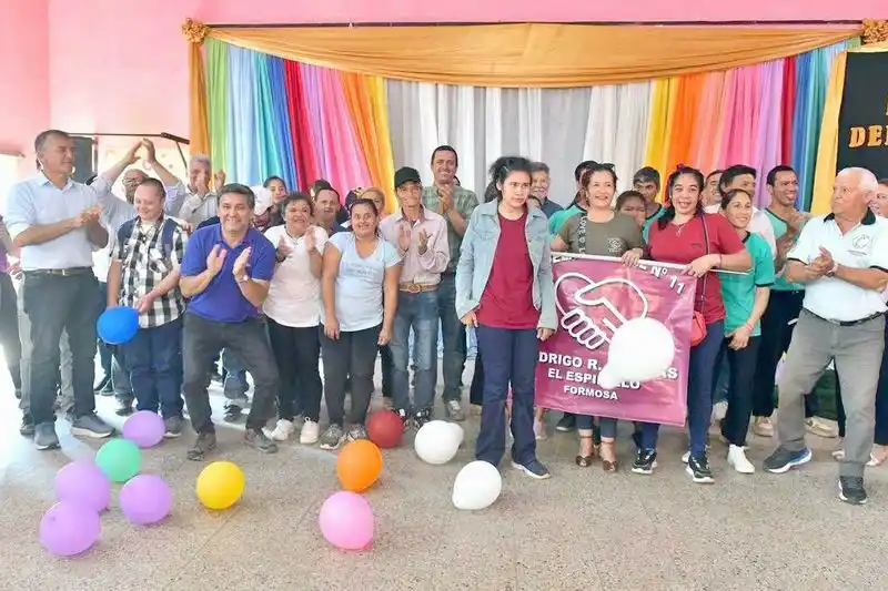 Alumnos de escuelas especiales firmaron
contrato para trabajar en municipalidades