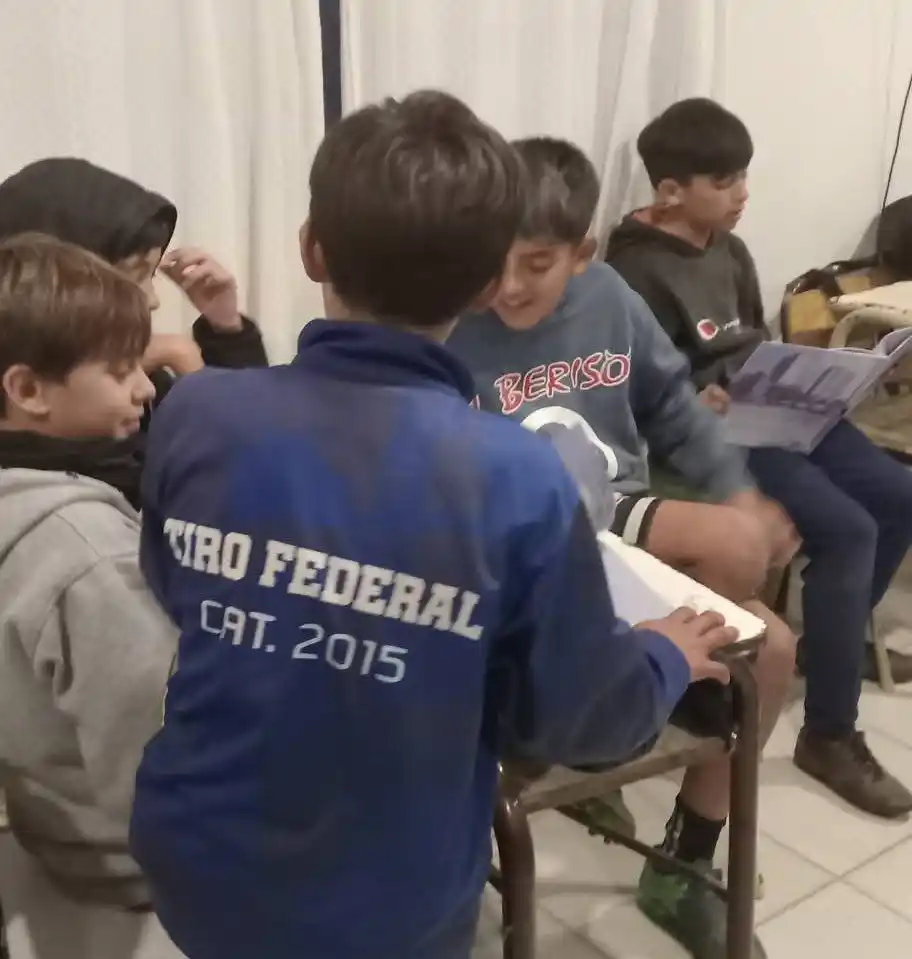 La Biblioteca Ambulante llevó libros, juegos y teatro al Club Tiro Federal y volvió a sembrar el amor por la lectura