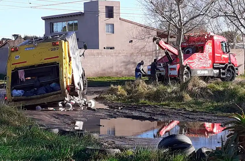 Playa Serena: se encajó un camión de residuos y descargó la basura en plena calle