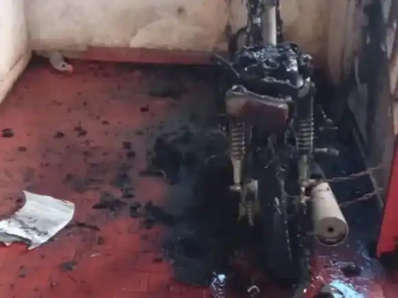 Una moto fue consumida por las llamas en La Bianca