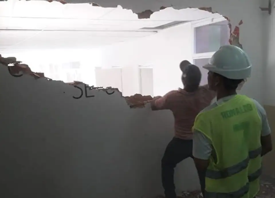 Con la obra del Polivalente casi terminada, derribaron la pared que separaba los edificios