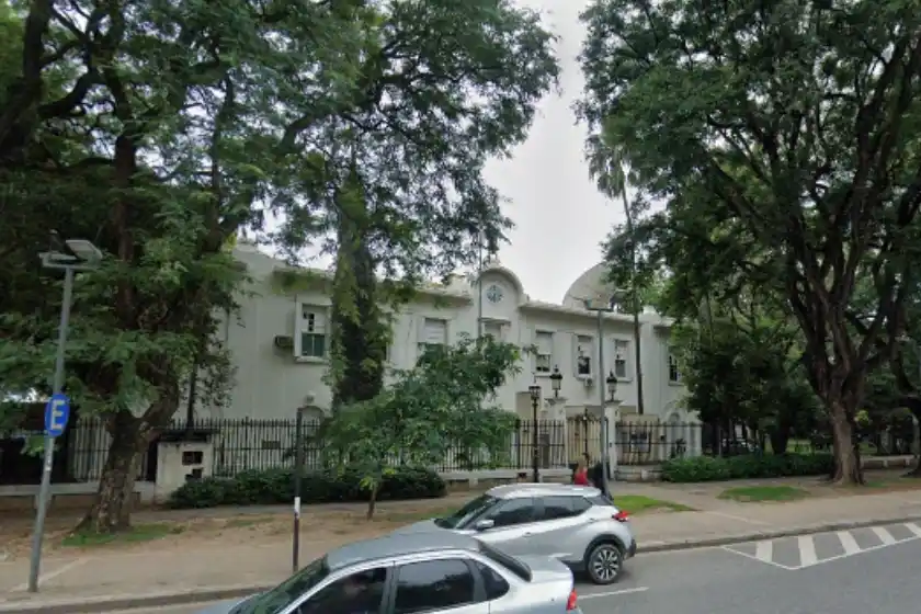 Colgaron una bandera con un mensaje intimidante en la puerta de Telefé Rosario