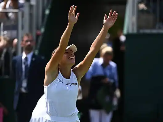 Solana Sierra celebra su tercera victoria en Wimbledon.