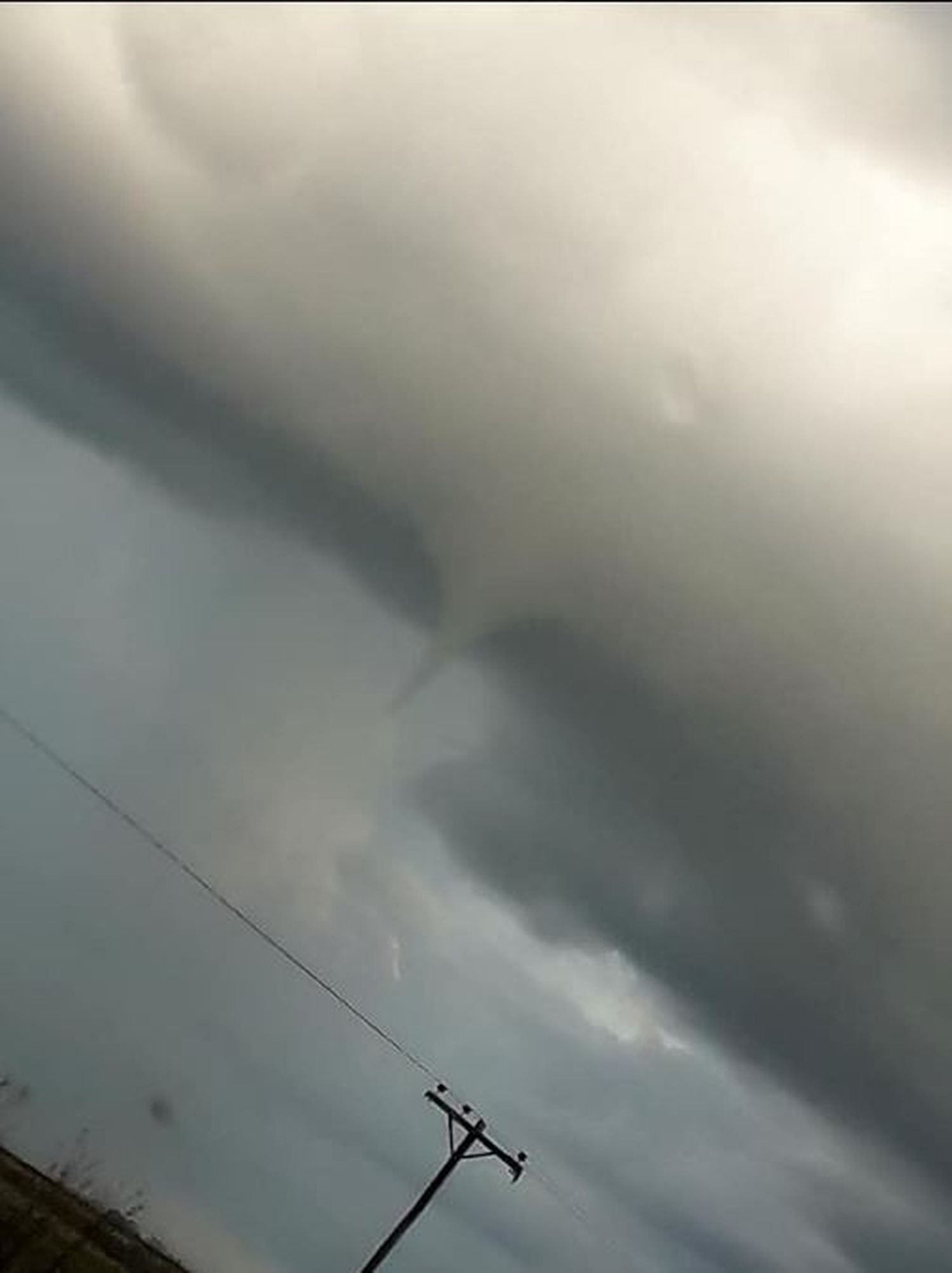Impactante video: Filmaron un principio de tornado en Quequén