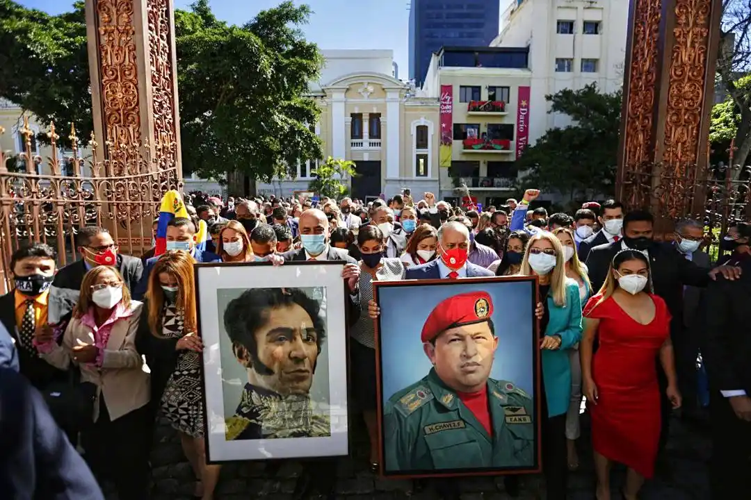 CON BOLÍVAR Y CHÁVEZ: la Asamblea de Maduro toma el Palacio y Jorge Rodríguez asume la presidencia
