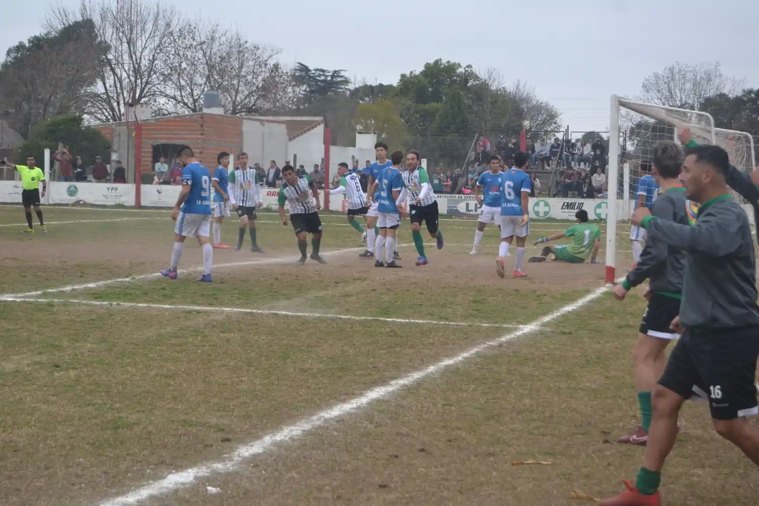 Waldemar González comienza a festejar el gol que le daría el triunfo a Bancario sobre Libertad: 2-1