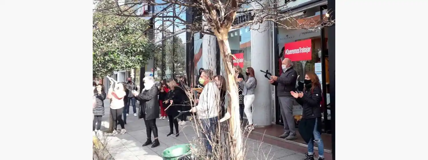 Video: comerciantes volvieron a manifestarse con cortina a media asta, alarmas y percherazo