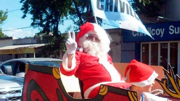 El insólito Papá Noel peronista de Chivilcoy que se saca fotos con los dedos en "V"