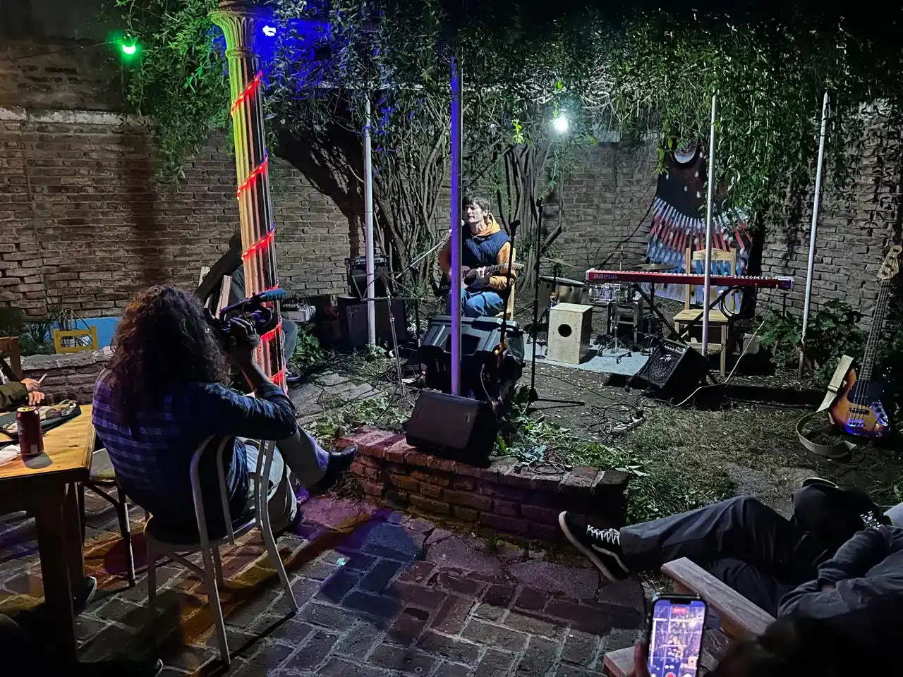 El jueves 23 por la noche se llevó a cabo esta propuesta en la sede ubicada en Quintana 106. Se trata de un ciclo semanal musical y artístico en el cual diferentes cantautores locales hacen su presentación