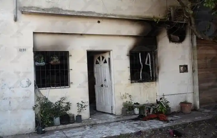 Molesto por el triunfo de Cambiemos, discutió con su familia y prendió fuego la casa