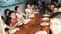 Cada vez más alumnos deben desayunar y almorzar en las escuelas estatales del país