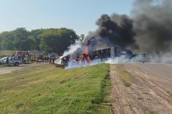 Impactante choque en Ruta Nacional 34: se incendiaron dos vehículos y fallecieron dos personas