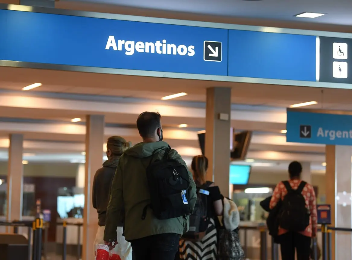 El Gobierno vuelve a imponer cuarentenas para viajeros: Deberán aislarse quienes lleguen de África