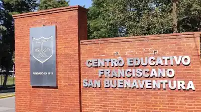Un alumno atacó a un preceptor con agua hirviendo