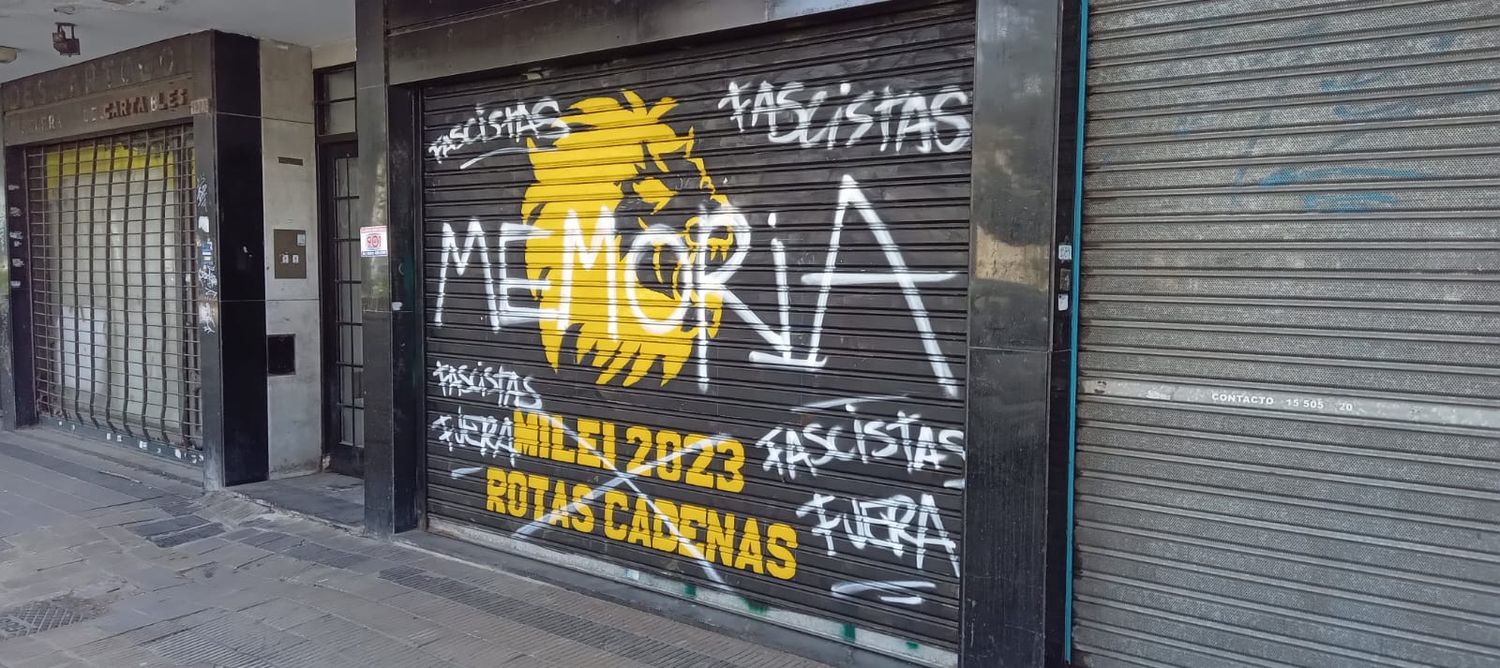 Así atacaron el local partidario de Milei en La Plata.