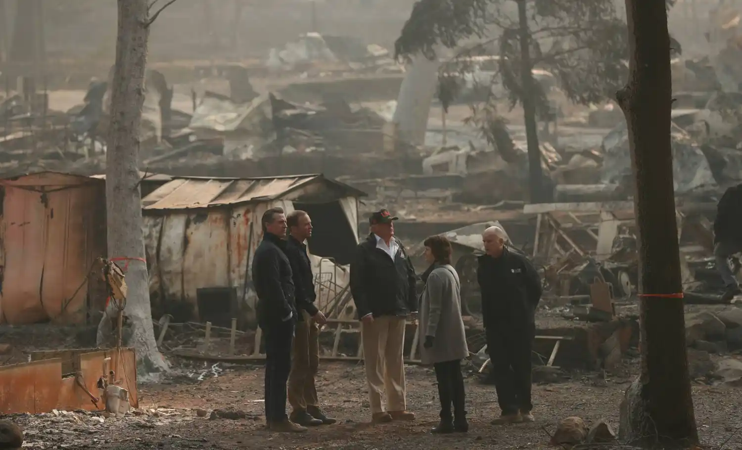 Trump visita el pueblo calcinado en California