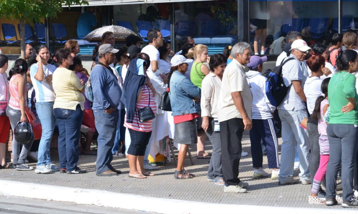 Largas colas se evidencia en los bancos por el paro bancario que se realizará mañana.