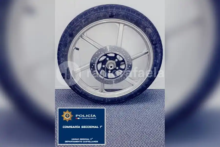 Le robaron la rueda delantera a la moto cuando estaba estacionada frente a una escuela
