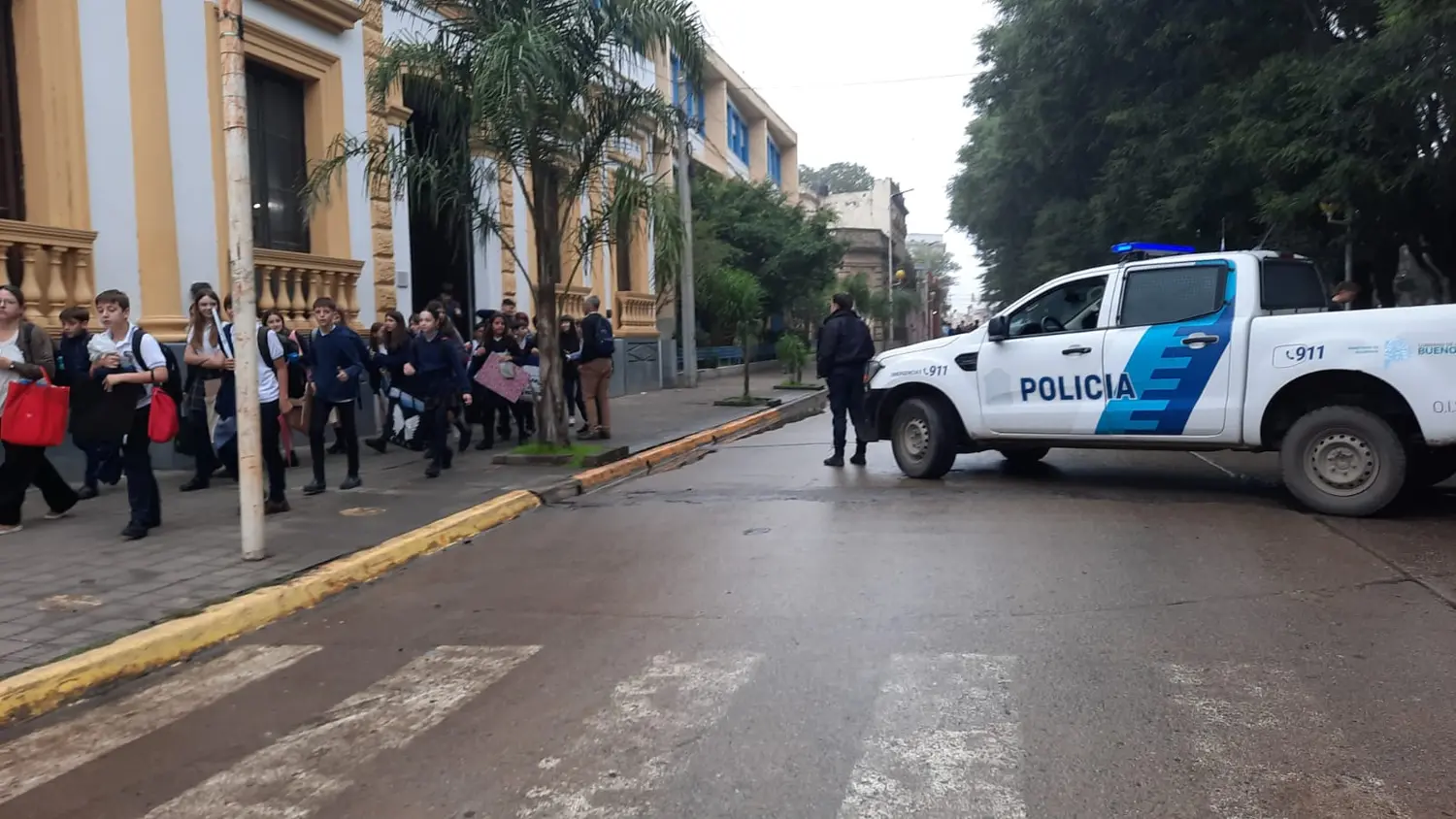 La policía cortó la calle y evacuó las escuelas afectadas.