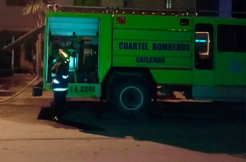 Sofocan incendio en una casa deshabitada