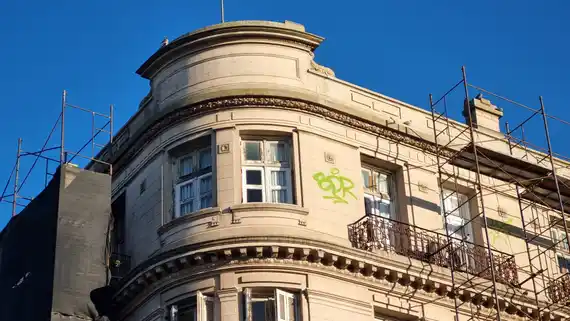 Graffitearon en altura la fachada del Rectorado, un edificio histórico de la ciudad