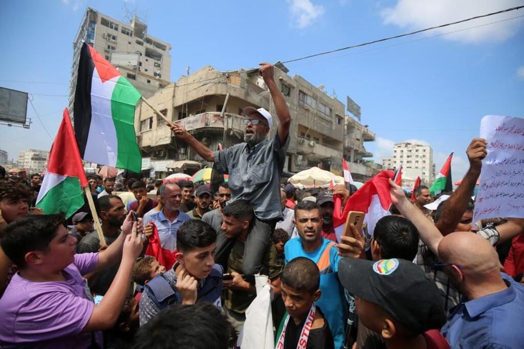 Palestinos participando en una protesta para exigir el fin del conflicto en curso con Israel y pedir protección internacional para los civiles, en la Ciudad de Gaza (Xinhua)
