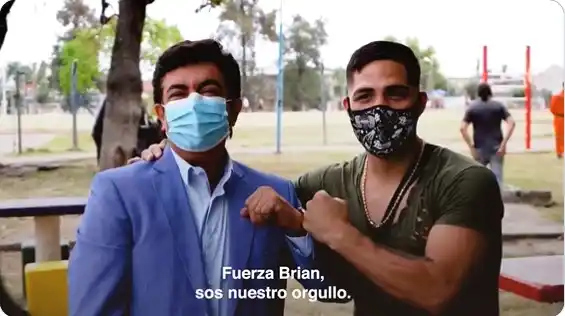 Fernando Espinoza volvió a copar la transmisión de la pelea Castaño- Charlo con publicidad de su gestión en La Matanza