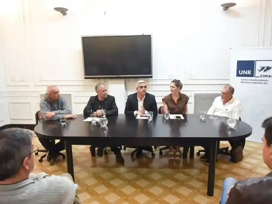 El rector de la UNR, Franco Bartolacci, presidió la mesa académica del acto de lanzamiento del Cimas. Gentileza: Portal Atlántico Sur (PAS)