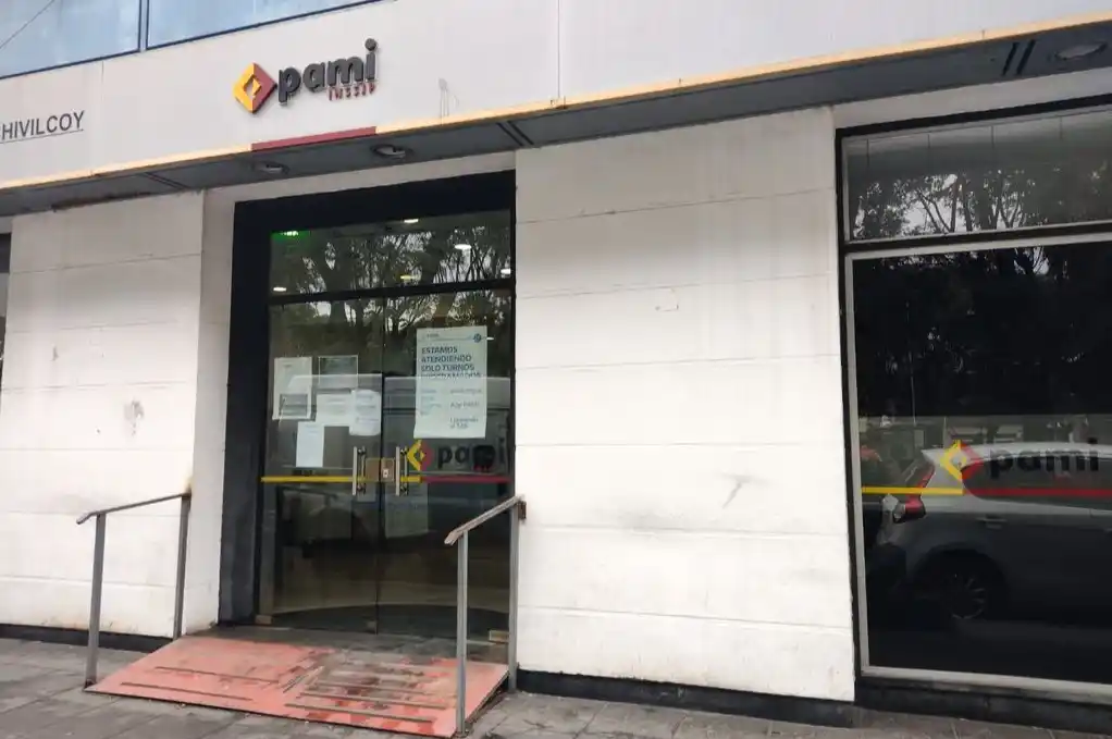 Las oficinas de Pami San Pedro, en 25 de Mayo al 800, frente a plaza Belgrano.