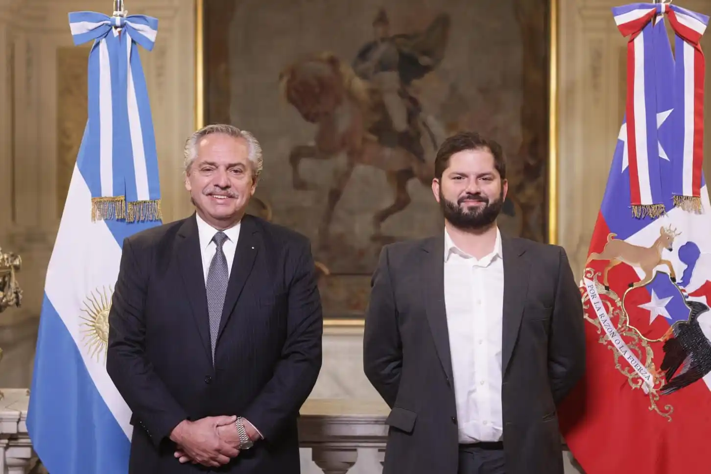 El Presidente recibió a su par chileno, Gabriel Boric, en la Casa Rosada y mantienen una reunión bilateral
