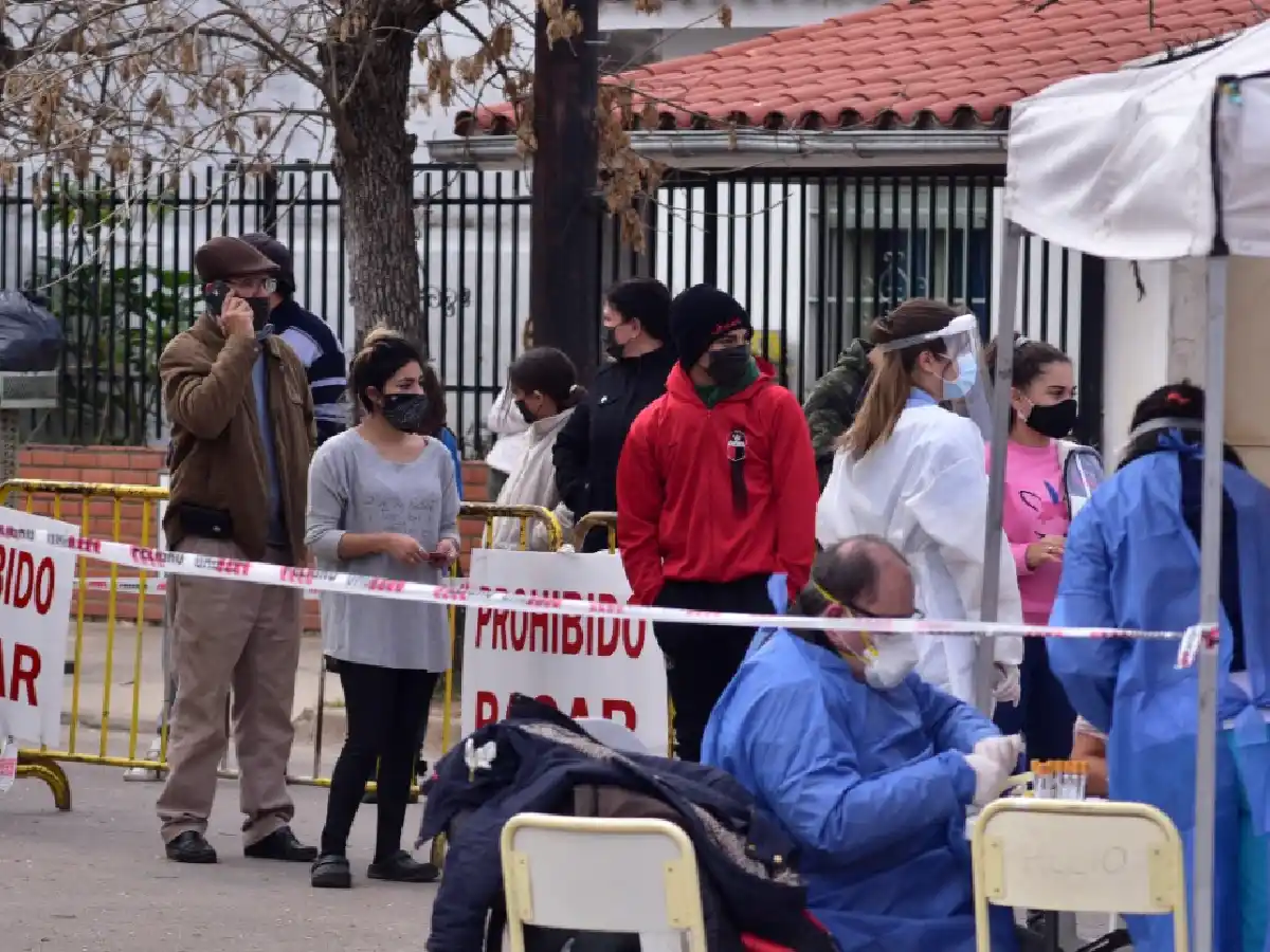 Tres barrios cercados, dos contagios  y 380 muestras en estudios                 