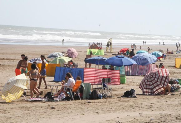 Los turistas disfrutan en la costa del distrito