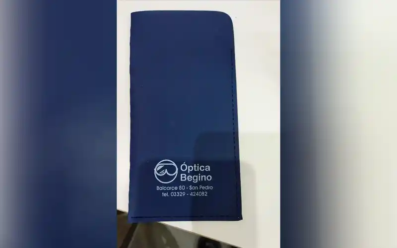 Buscan anteojos con estuche