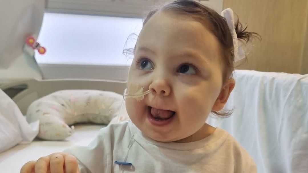 Inés cumplió dos meses desde la operación, y crece fuerte y llena de amor