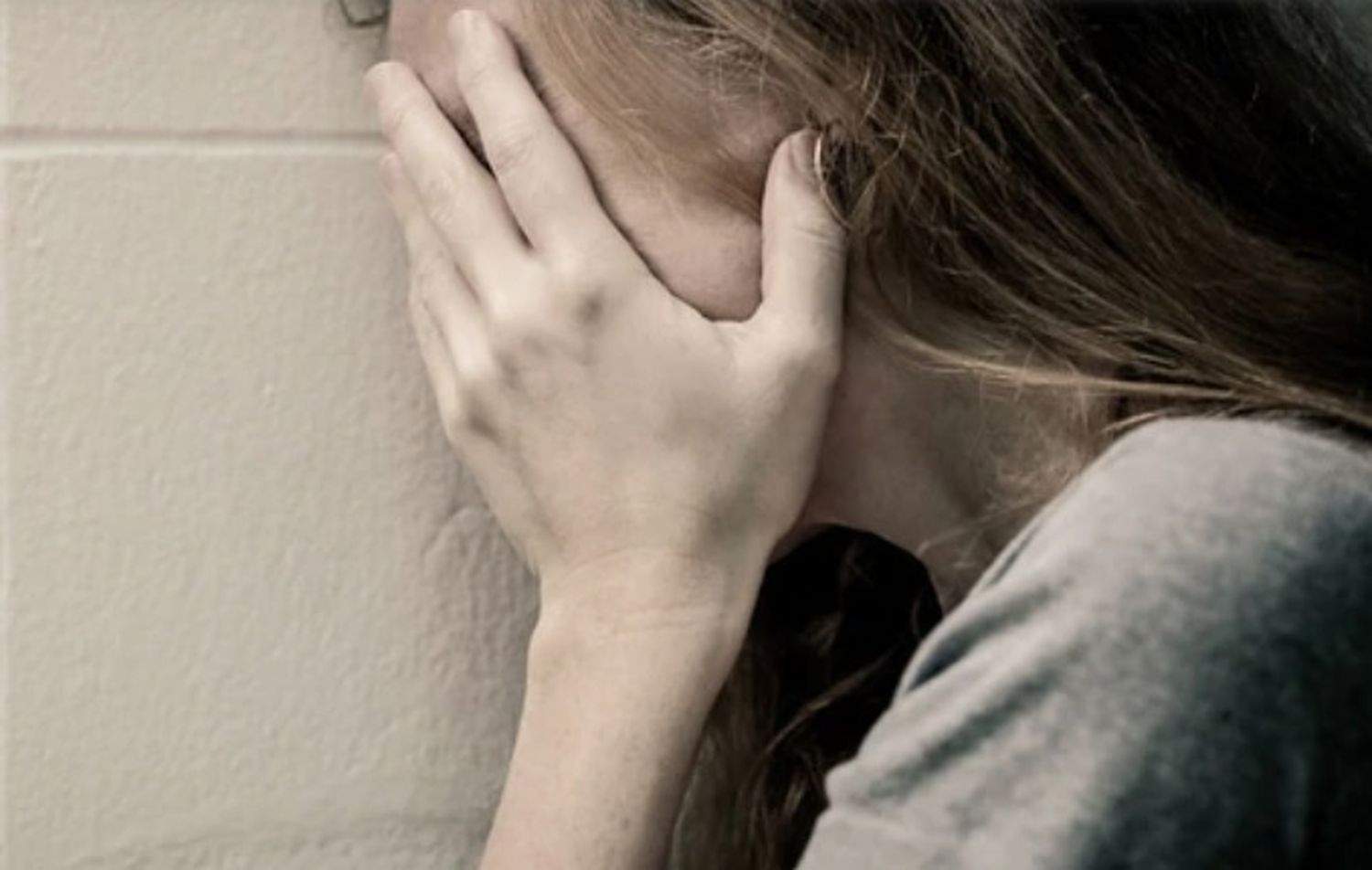 Violó a su nieta, recibió la prisión domiciliaria por el coronavirus y volvió a contactar a la víctima