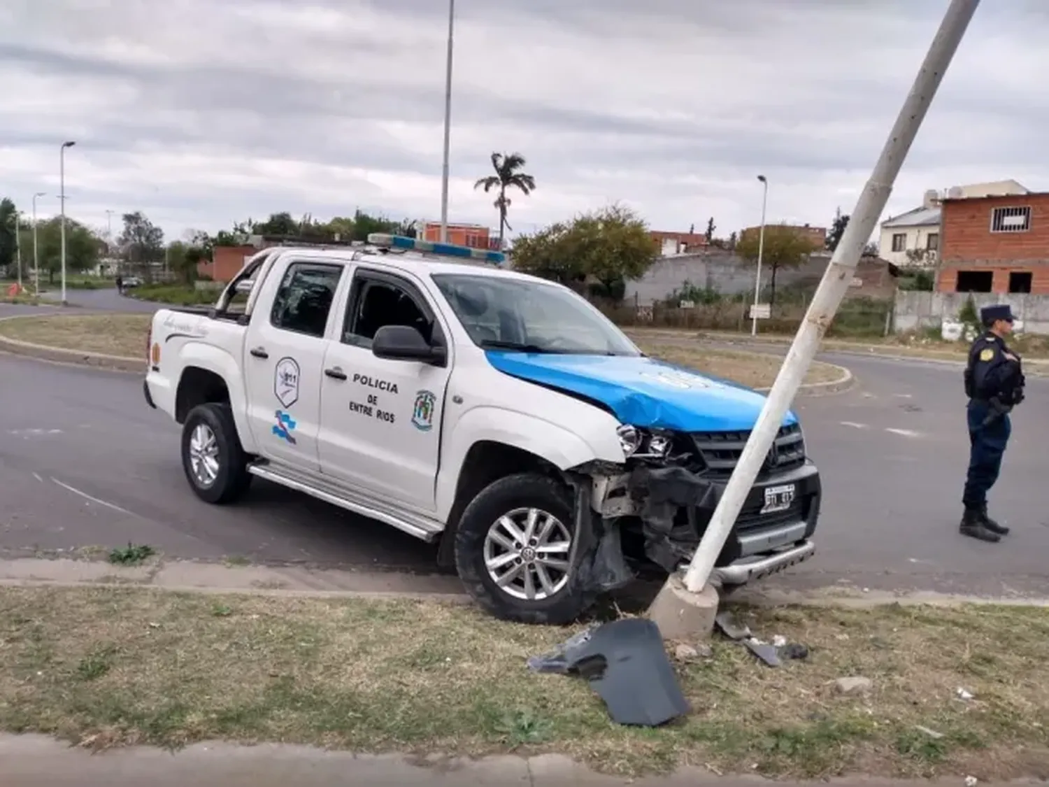 Un patrullero se incrustó contra una columna de luz