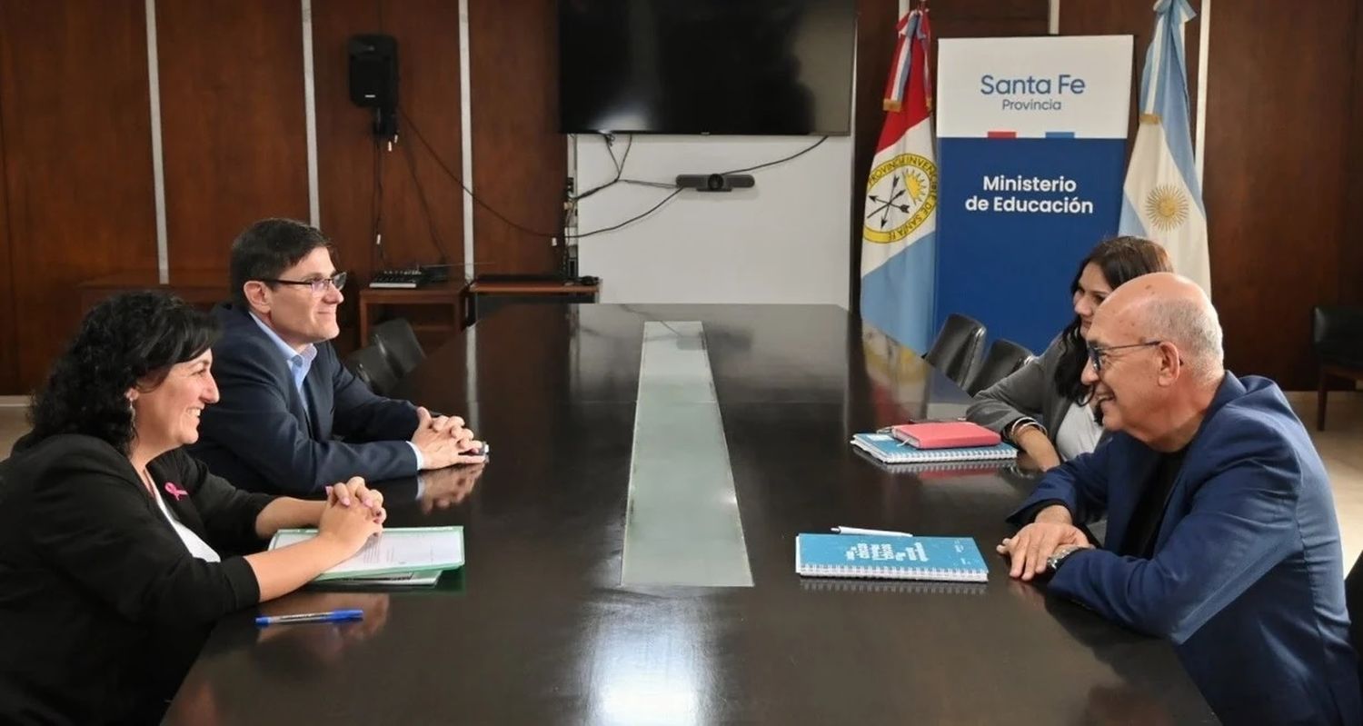 Carolina Piedrabuena y José Goity, quienes serían funcionarios entrantes, junto a los salientes Víctor Debloc y Rosana Cencha. Crédito: Gentileza Gobierno de Santa Fe