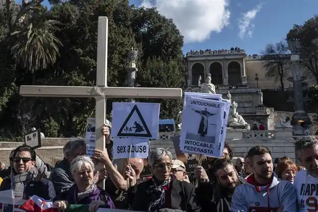 Víctimas de abusos le pidieron al Papa abrir los archivos secretos del Caso Grassi