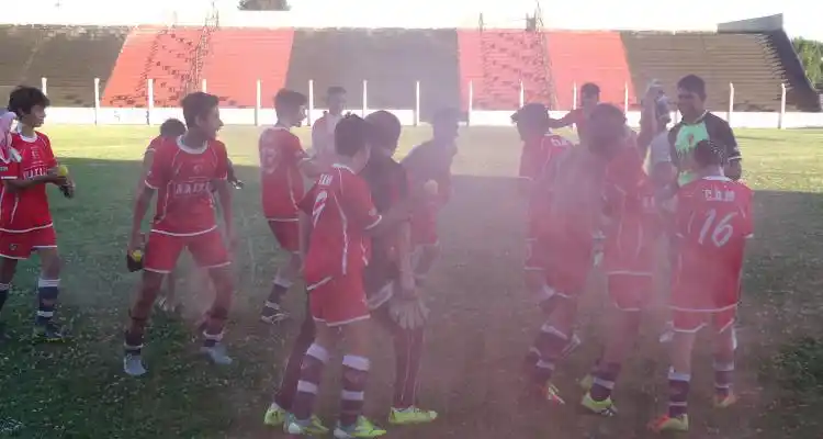 Mitre también dio la vuelta olímpica en sexta