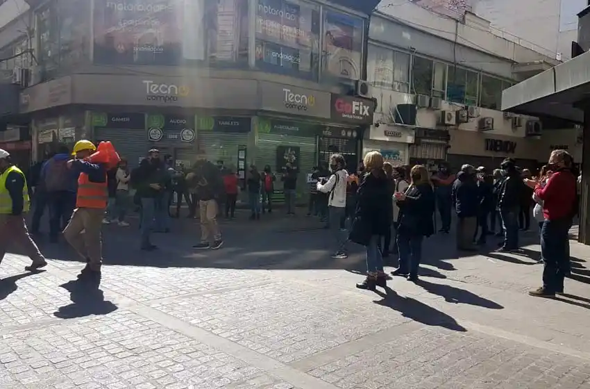 «Rosario quiere trabajar»: ruidosa manifestación en pleno centro contra las nuevas restricciones