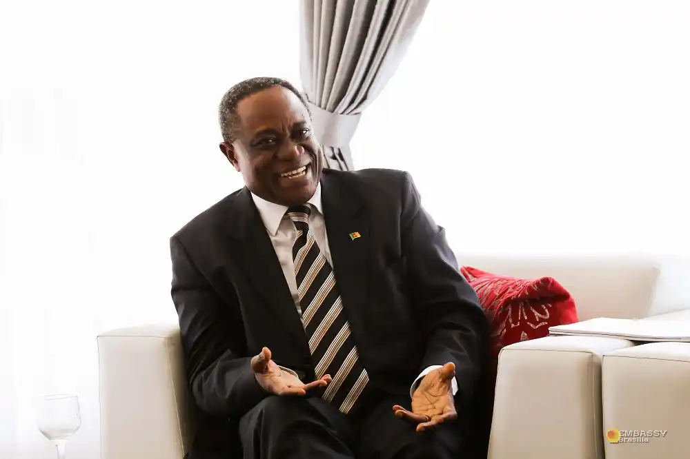 El embajador de Camerún visita Santa Fe