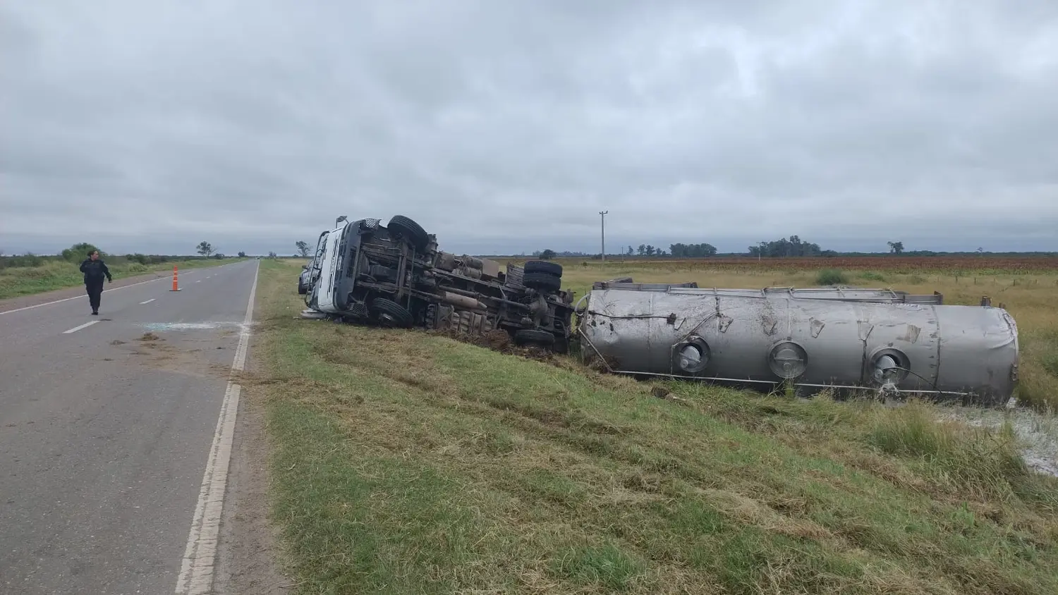 Intentó evitar un choque, perdió el control del camión y terminó volcado en la banquina en RP N° 2