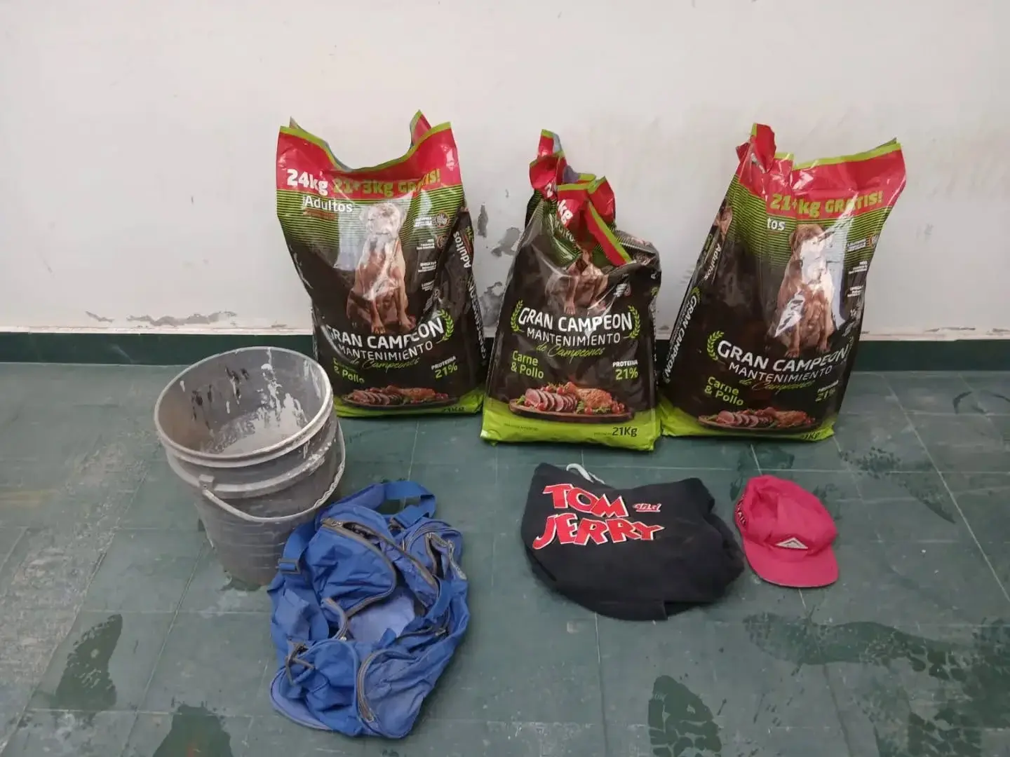 Robó tres bolsas de alimento para perros de una Perrera Municipal: recuperaron parte del botín en un allanamiento