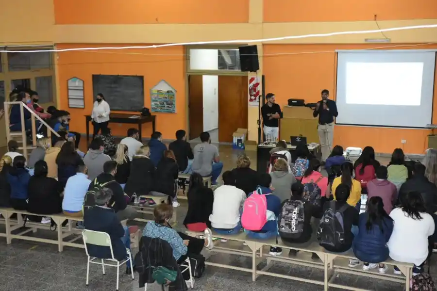 El equipo de Ojos en Alerta brindó capacitaciones en la EEMPA Nº 1007 y en la vecinal de barrio Los Nogales