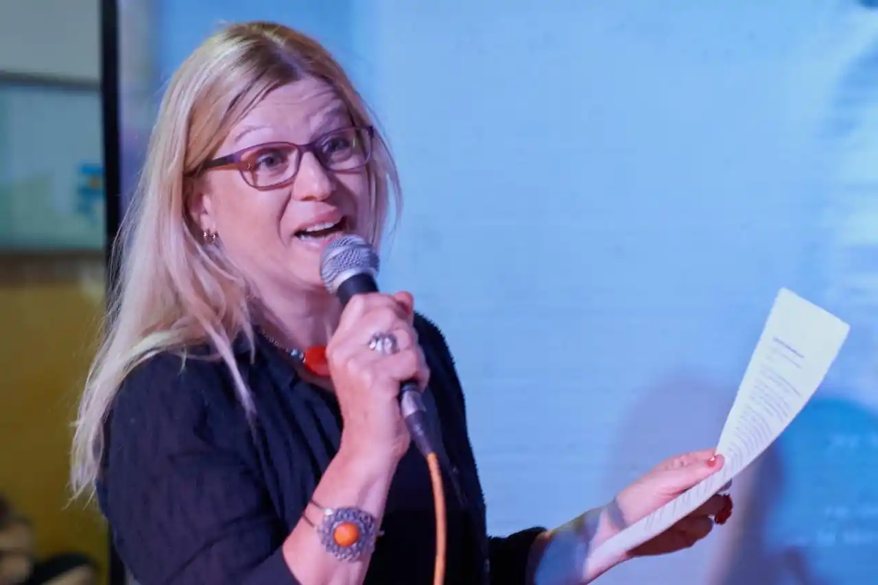 Milagros y Malena felicitan a Sandra Arnaldi por su jubilación