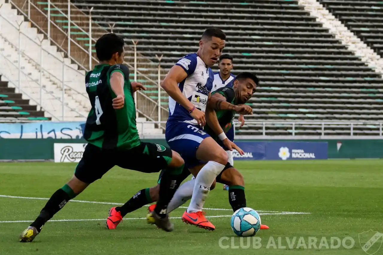 Alvarado no aprovechó sus chances y cayó en el Minella
