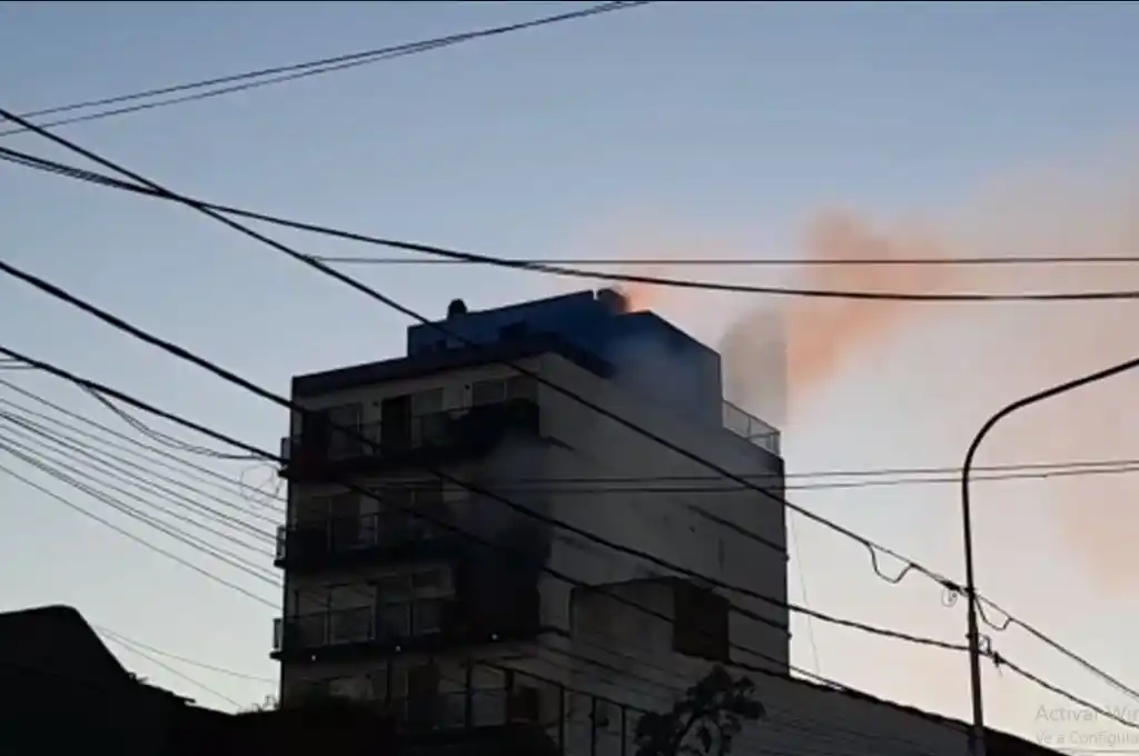 Incendio fatal en Caseros: dos bomberos muertos y uno herido grave