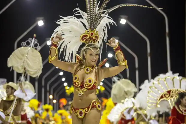 Después del fin de semana de record, octava noche de carnaval