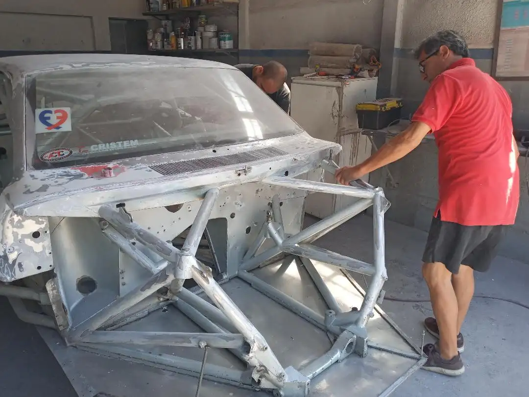 La Dodge de Quijada en plena construcción.